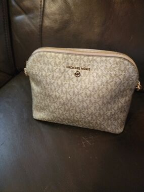 Nwt Michael Kors Cindy Dome Signature Crossbody Bag
